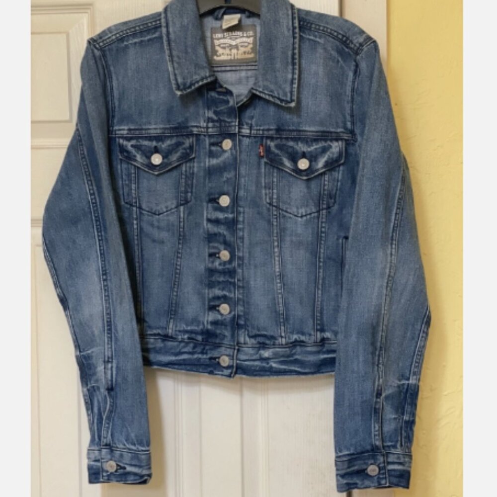 Euc Vintage Levis Strauss Meduim washed Cropped Jean Jacket--Medium_--400